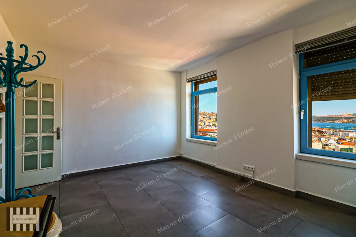 1+1 Rental Flat with Terrace and Bosphorus View in Galata