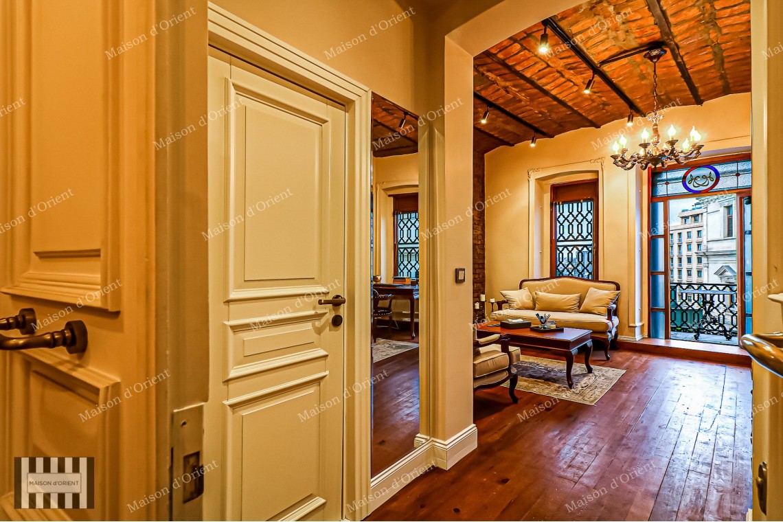 Studio Office for Rent in Historical Building Near Tunnel Square
