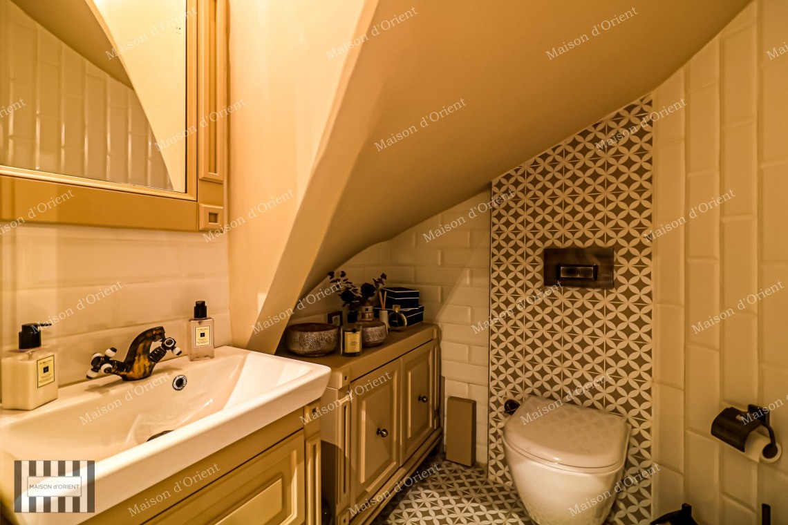 Studio Office for Rent in Historical Building Near Tunnel Square