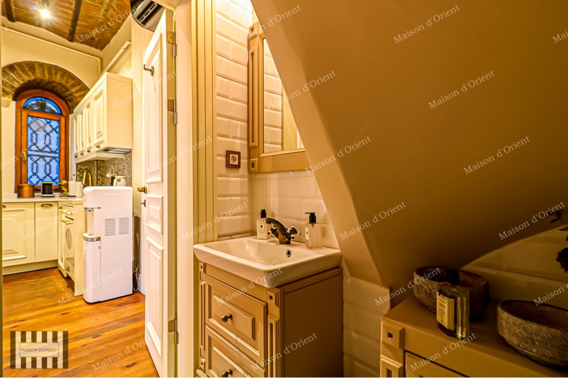 Studio Office for Rent in Historical Building Near Tunnel Square