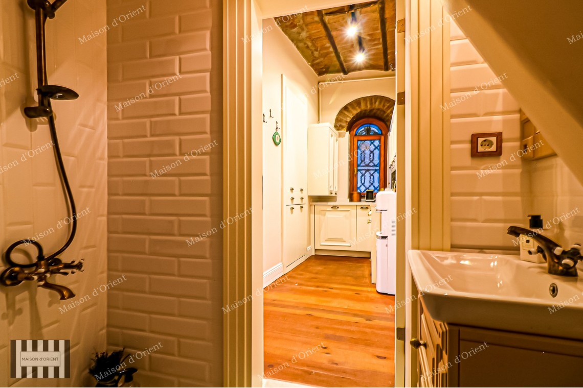Studio Office for Rent in Historical Building Near Tunnel Square