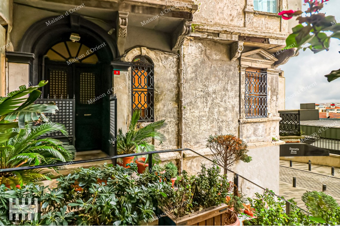 Studio Office for Rent in Historical Building Near Tunnel Square