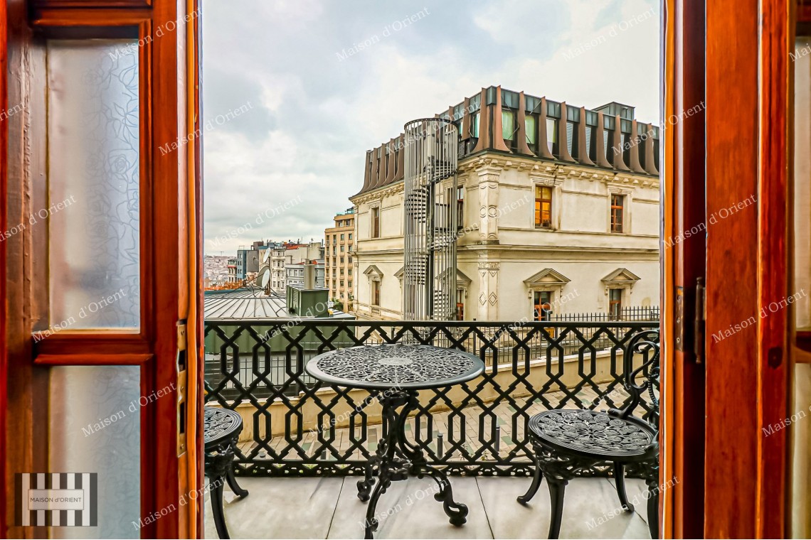 Studio Office for Rent in Historical Building Near Tunnel Square