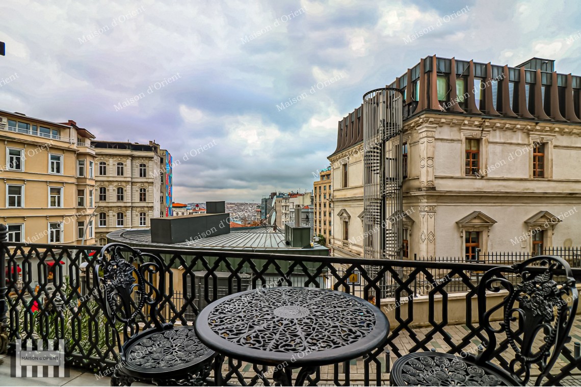 Studio Office for Rent in Historical Building Near Tunnel Square