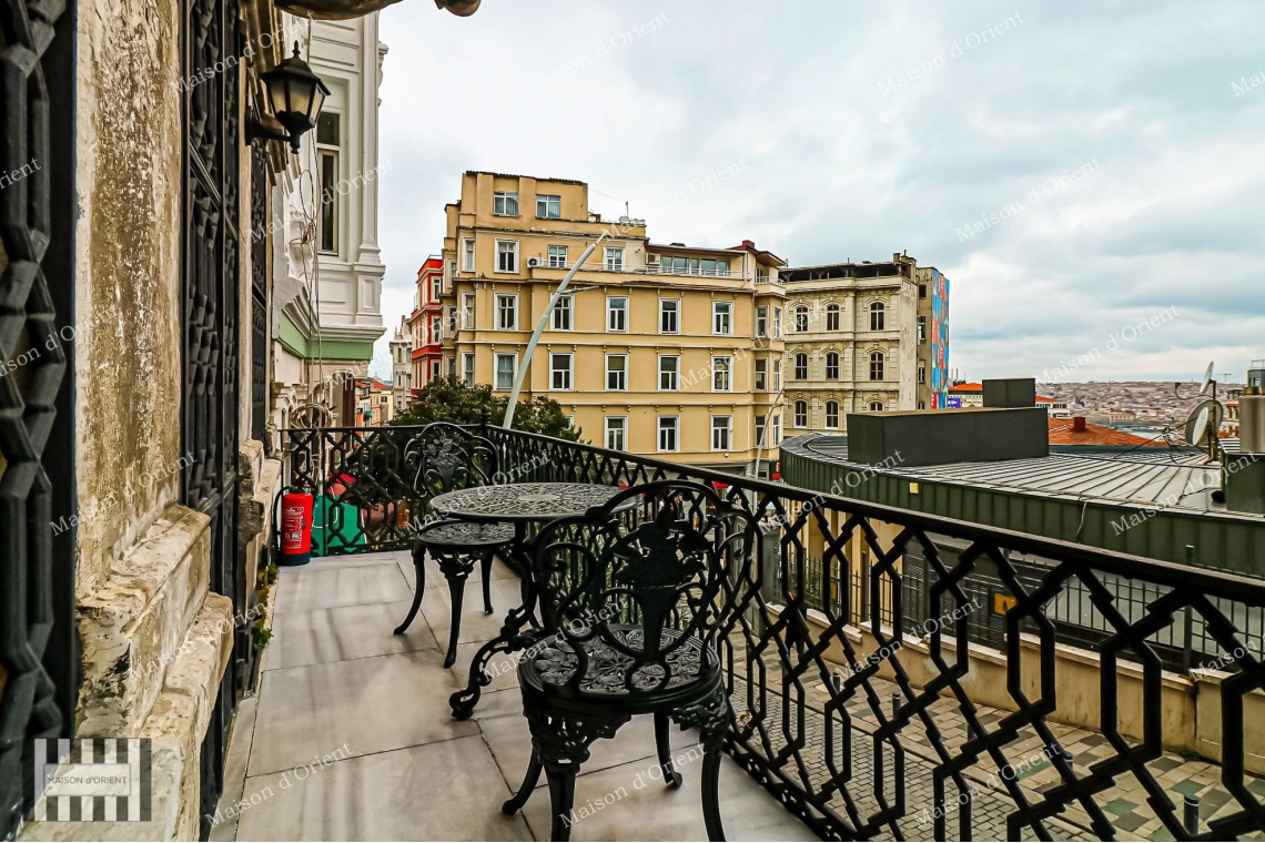 Studio Office for Rent in Historical Building Near Tunnel Square