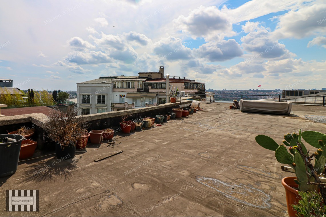 2+1 Rental Flat in Historical Toptaş Building, Pera