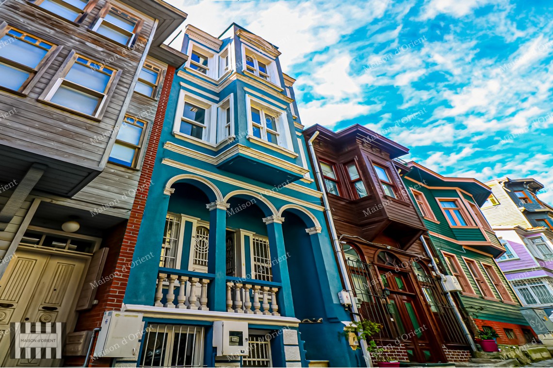 Büyükdere'de Satılık 4 Katlı Tarihi Müstakil Ev