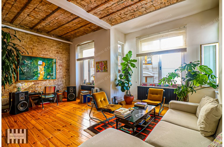 2+1 Apartment for Sale with Airbnb License in Sıraselviler Historical Mavrogordato Building