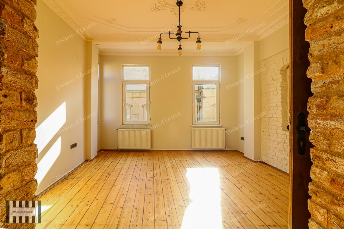 2+1 Apartment for Rent with Balcony and Bosphorus View in Galata