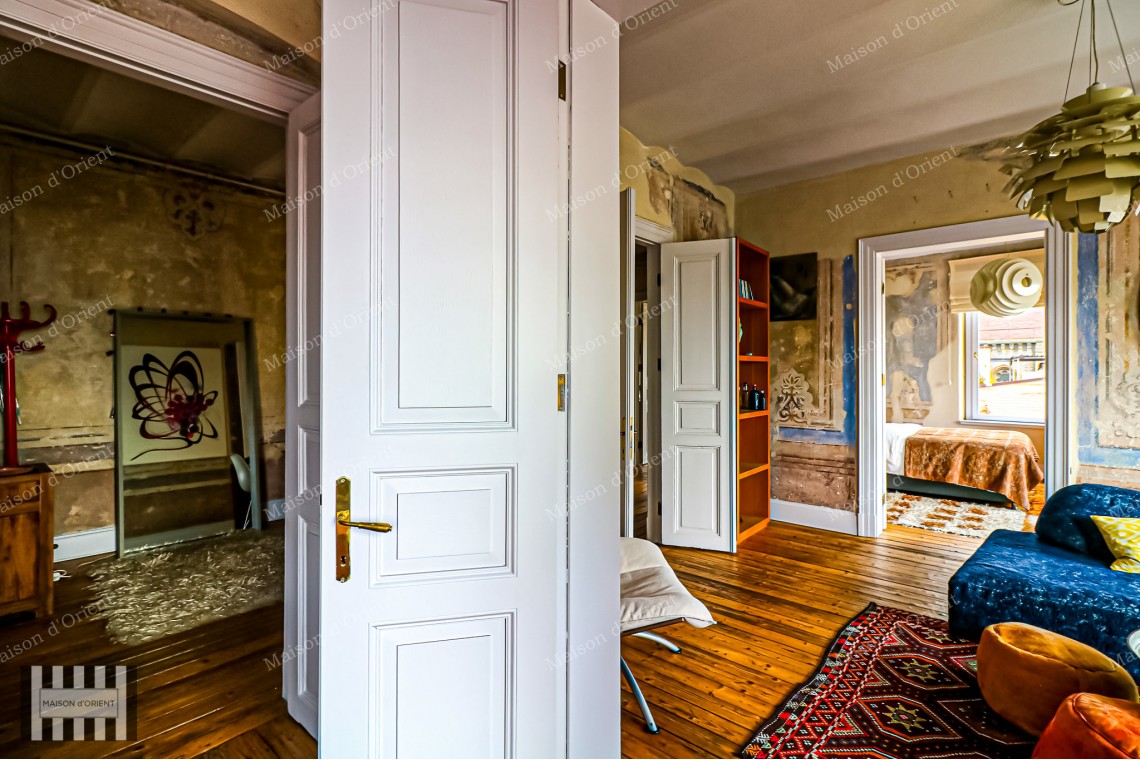 3+1 Furnished Apartment in Galata Historical Ferah Apartment for Sale
