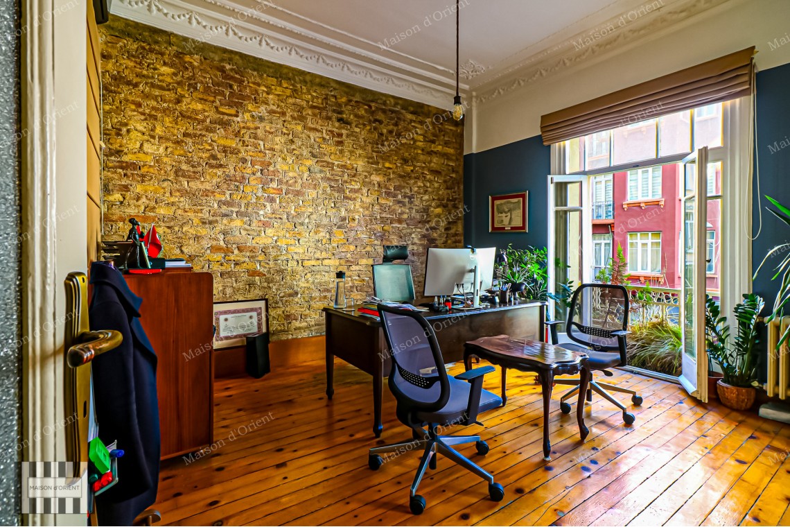 3+1 Flat for Sale in Cihangir Historical Arbatlı Apartment