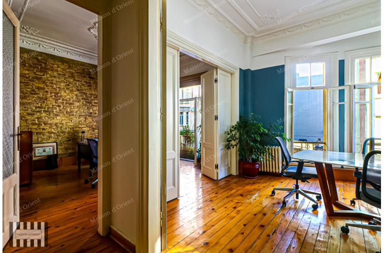3+1 Flat for Sale in Cihangir Historical Arbatlı Apartment