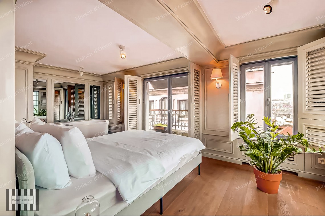 Historical Ojeni Building for Sale in Galata